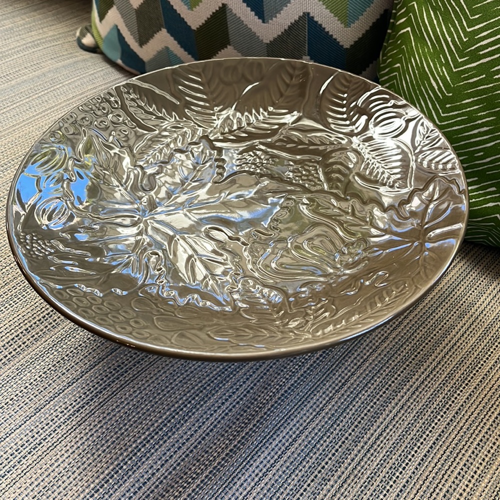 Decorative elevated platter